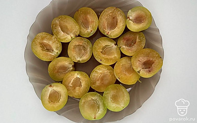 Сливы моем и убираем косточки. Выкладываем на дно формы (предварительно застилаем ее пергаментом или смазываем сливочным маслом).