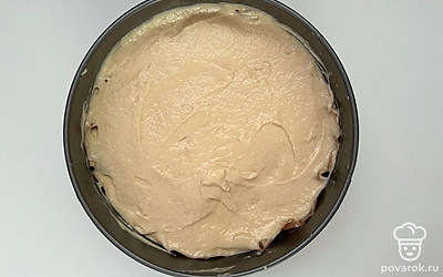 Сверху выкладываем тесто. Ставим в разогретую до 180 градусов духовку на 40 минут. Готовноть проверяем зубочисткой.