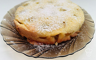 Даем пирогу остыть, достаем из формы. Можно украсить готовый пирог сахарной пудрой. Приятного аппетита!