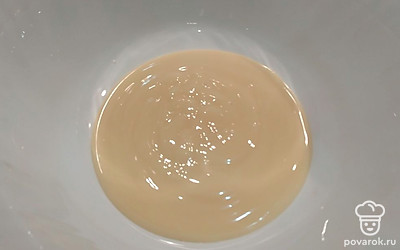 В миску выложить сгущенное молоко.