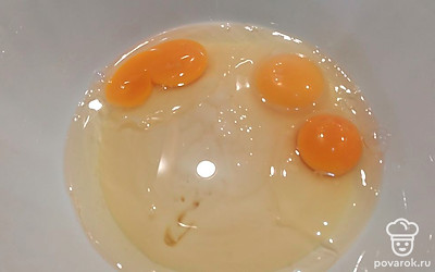 Добавить яйца, растительное масло, перемешать. 