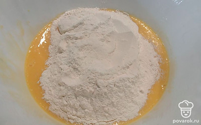 Добавить разрыхлитель, муку, перемешать.