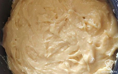 Выложить тесто в форму, отправить в разогретую духовку на 30 минут при 180 градусах.