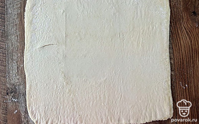 Тесто присыпьте мукой и слегка раскатайте.