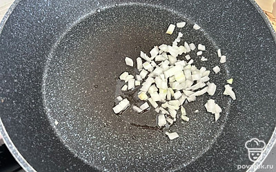 Лук нарежьте мелким кубиком и обжарьте в течение 5 минут.