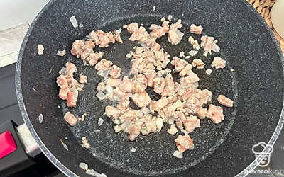 Горбушу нарежьте кубиком и обжарьте вместе с луком еще 5 минут.