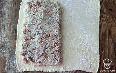 Выложите начинку на левую половинку теста.