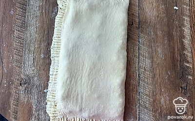 Закройте тесто другой половинкой и вилкой придавите края.