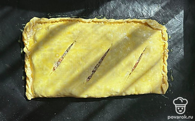 Смажьте заготовку яйцом. Отправьте в разогретую до 180 градусов духовку на 25-30 минут.