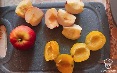 Спелые и сладкие сливы и яблоки помыть, просушить. Нарезать мелкими кубиками, вынув косточки и сердцевину.