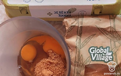 В глубокую посуду разбить яйца. Добавить щепотку соли и стакан тростникового сахара, чуть-чуть ванилина. Все хорошо взбить.