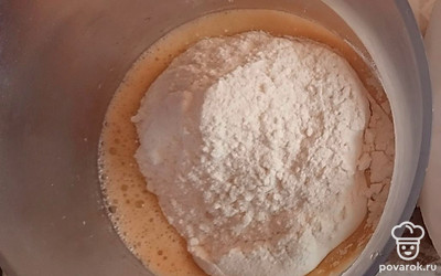 Всыпать муку и вымесить тесто для пирога.