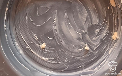 Форму для заполнения смазать сливочным маслом.