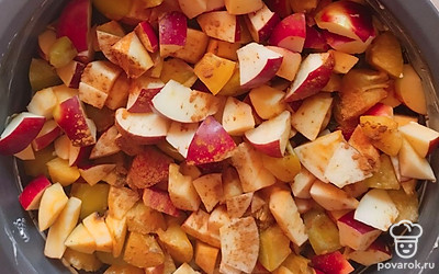 На дно формы выложить нарезанные яблоки и сливы. Присыпать корицей.