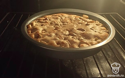 Залить фрукты тестом. Убрать в разогретую духовку на 30-35 минут до готовности пирога. Проверить готовность можно зубочисткой.