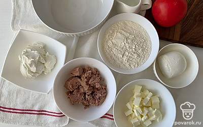 Подготовьте все ингредиенты. Из банки с тунцом слейте лишнюю жидкость. Холодное масло нарежьте кубиком.