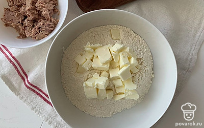 К муке добавьте холодное сливочное масло.