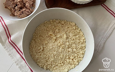 Перетрите смесь в крошку и влейте ледяную воду.