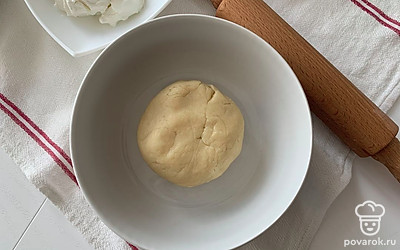 Замесите тесто, сформируйте из него шар. Заверните в пищевую пленку и уберите в холодильник на 20 минут.