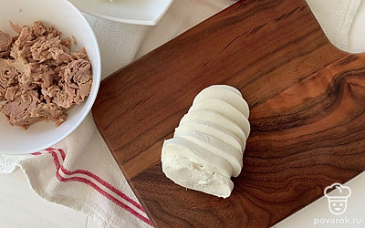 Моцареллу нарежьте кружками.