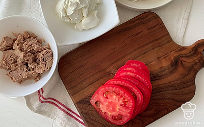 Помидор нарежьте кружками.