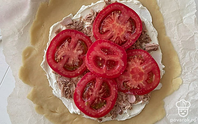 Сверху выложите нарезанный помидор.