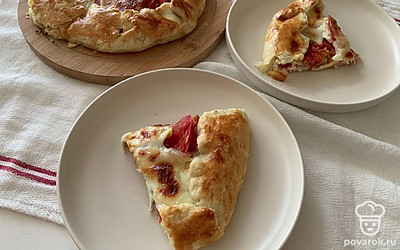 Галету подавайте в теплом виде, разрезав на порционные кусочки.