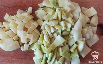 Картофель и стручковую фасоль нарежьте кубиками.