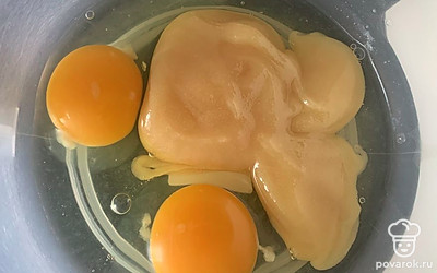 Соединить яйца с медом, взбить до однородной массы.