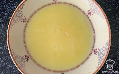 Растопить сливочное масло.