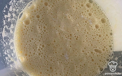 Добавить ко взбитым яйцам сливочное масло, сметану, соль, сок лимона. Перемешать.