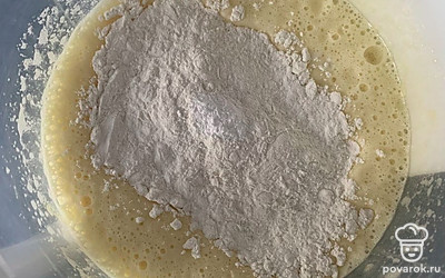 Добавить просеянную муку и разрыхлитель. Муку вводить частями. Может понадобиться больше или меньше муки. Тесто должно быть густое, но не забитое.