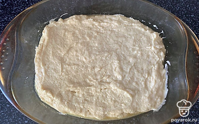 В смазанную форму для запекания выложить тесто. Выпекать 40-50 минут при 180 градусах.