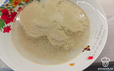 В теплой воде разведите дрожжи. Добавьте сахар. 