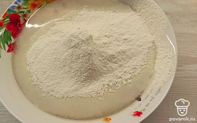 Затем просейте 300 граммов муки, все перемешайте и оставьте на 10-15 минут. 