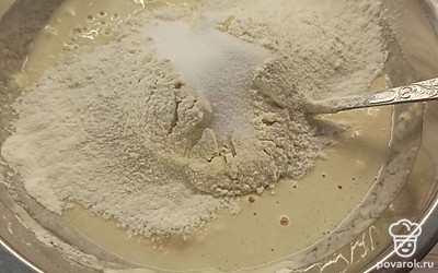 Далее просейте 600 граммов муки и добавьте соль, перемешайте. 