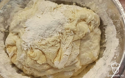 Затем добавьте растительное масло, замесите тесто и оставьте на 1 час. 