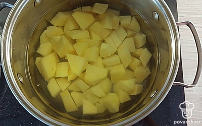 Картошку почистите, нарежьте и отварите в течение 30 минут. 