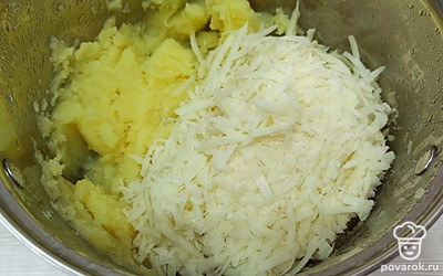Сыр натрите на крупной терке и смешайте с картофельным пюре. 