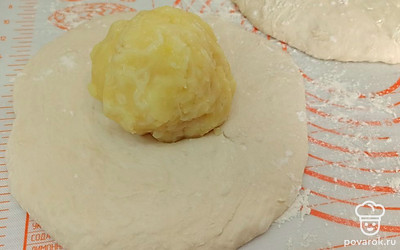 Затем немного раскатайте тесто. Сделайте шар из начинки и выложите на тесто (по центру). 