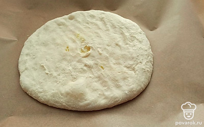 Раскатайте тесто с начинкой и поставьте в разогретую до 220 градусов духовку на 20 минут. 