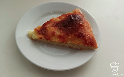 Разрежьте пирог и подавайте к столу. 