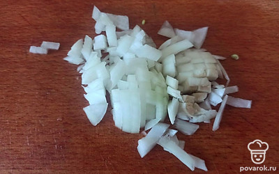 Лук мелко нашинкуйте.
