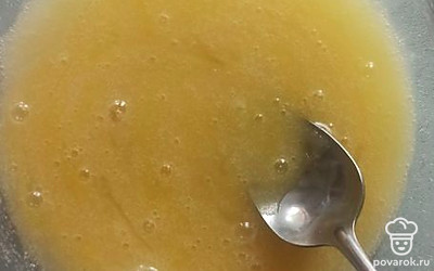 Смешайте 2 яйца со стаканом сахара. 