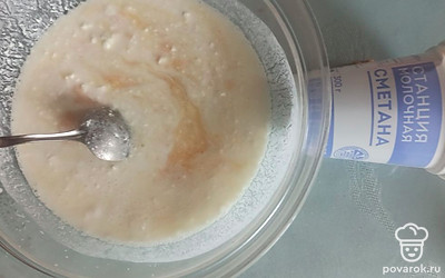 Добавьте 200 граммов сметаны и 160 граммов растительного масла. Перемешайте. 