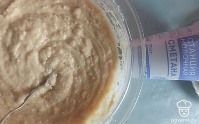 Добавьте 3 стакана муки, 1 чайную ложку разрыхлителя и щепотку соли. 