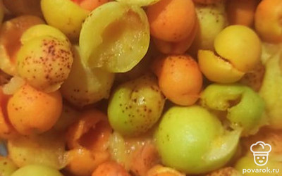 Помойте, очистите абрикосы от косточек. 