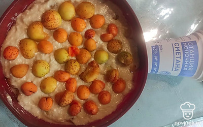 Перелейте тесто в смазанную растительным маслом форму, сверху выложите абрикосы. 