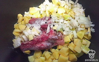 Выложите в чашу мультиварки мясо, лук, картошку и фасоль. Добавьте черный перец горошком и соль.