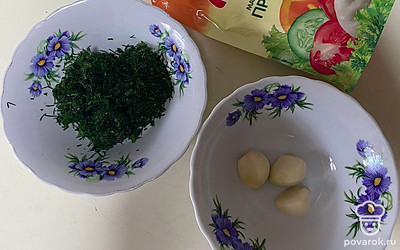 Приготовьте соус. Натрите чеснок на терке, мелко нарежьте укроп. Смешайте с майонезом.